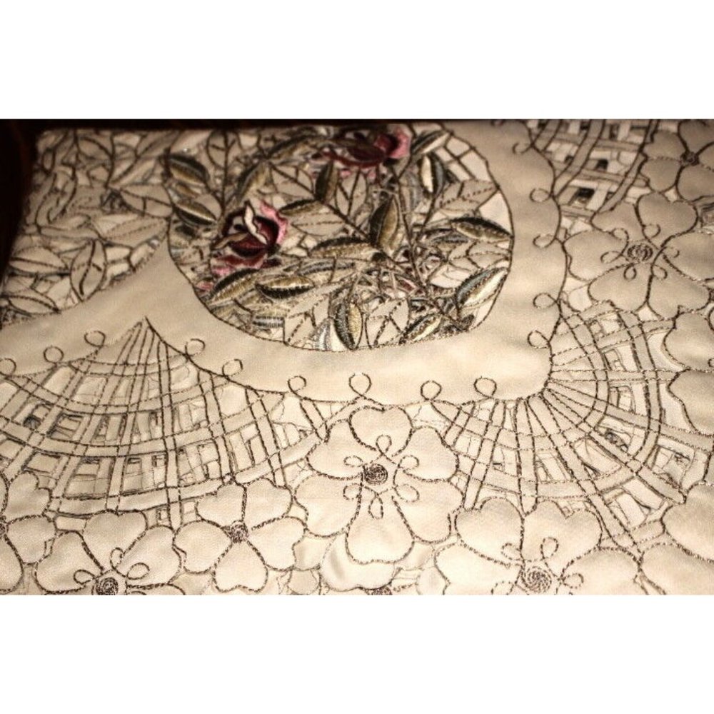 GORGEOUS XIA HOME DECORATIONS CUT WORK TABLECLOTH NEW EXCELLENT 70 x 90